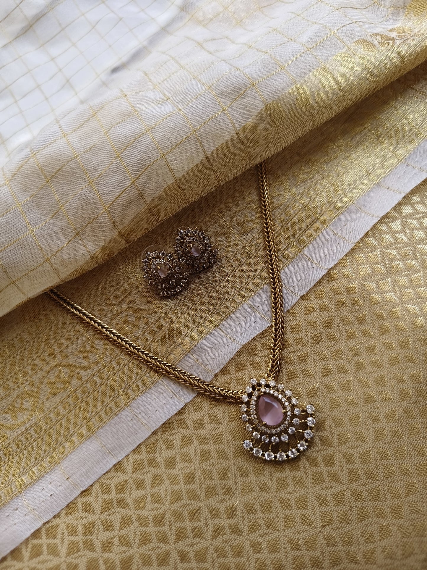 Carnation Nceklace NNB37