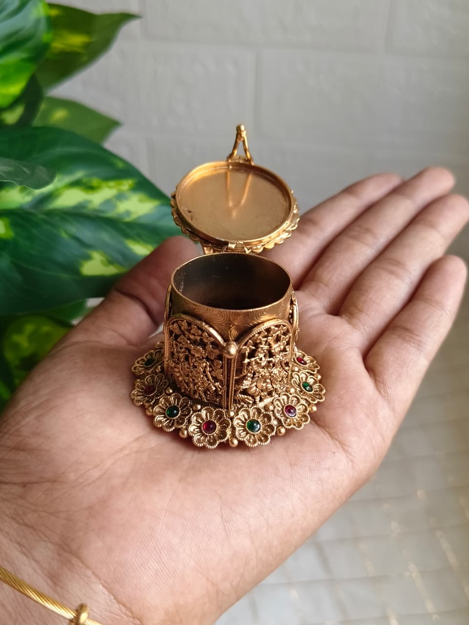 Radha Krishnan Kumkum Box KBNB01