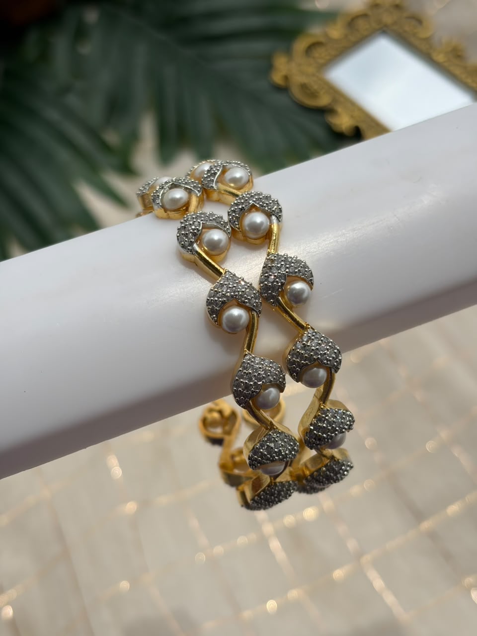 Curve Pearl Metal Bangle MBNB140