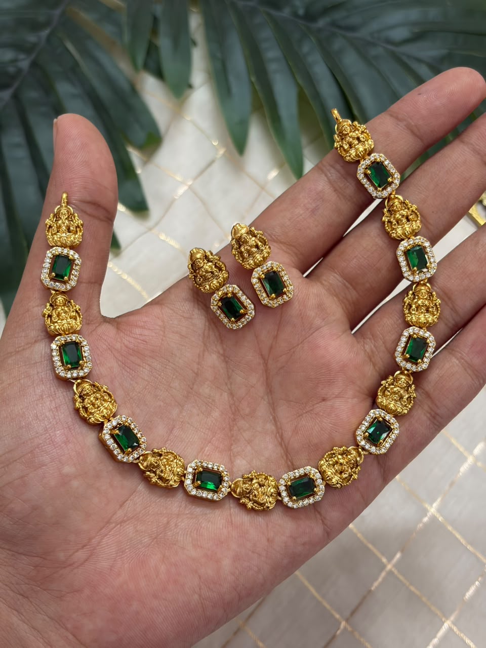 Lakshmi with Green Stone Necklace NNB344