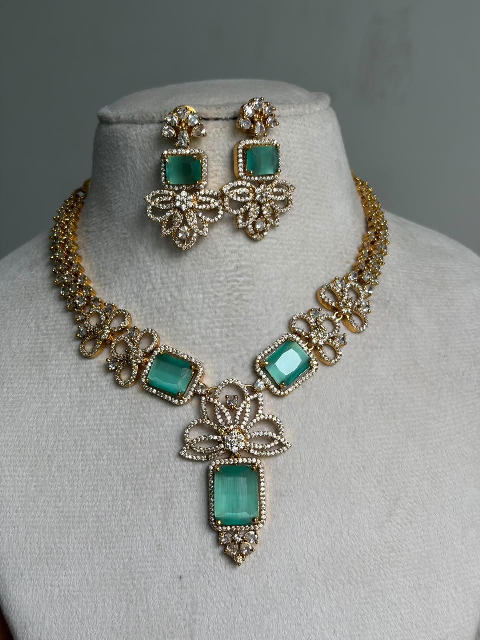 Emerald green stone NNB325