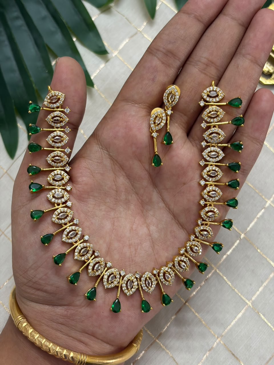 Dangling Green Teardrop Stone Necklace NNB334