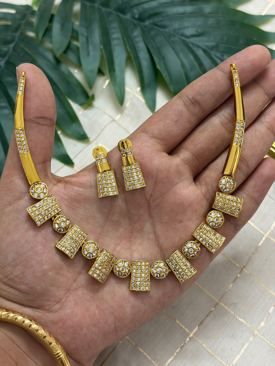 Circular And Box Necklace NNB346