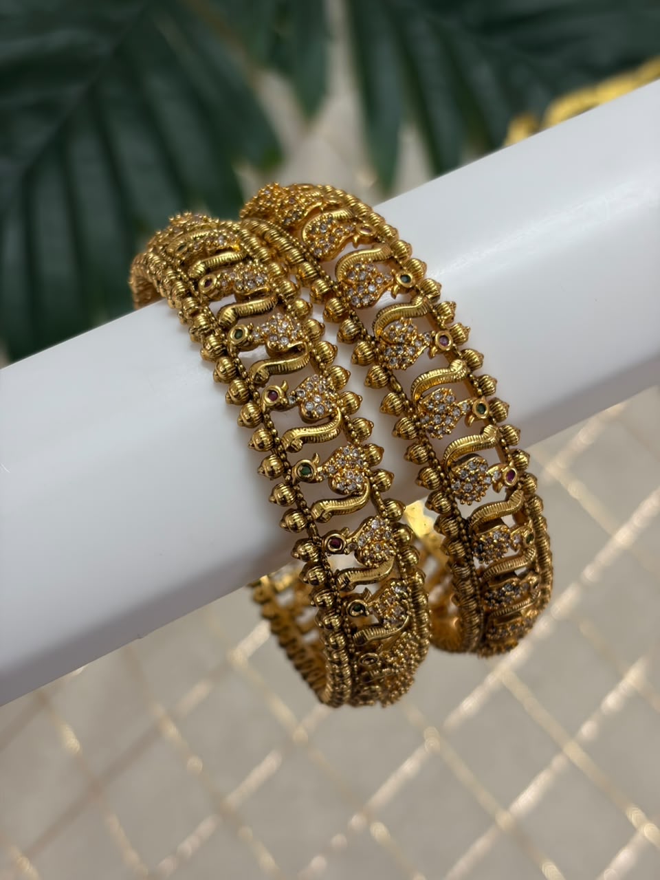 Swan Metal Bangle MBNB158