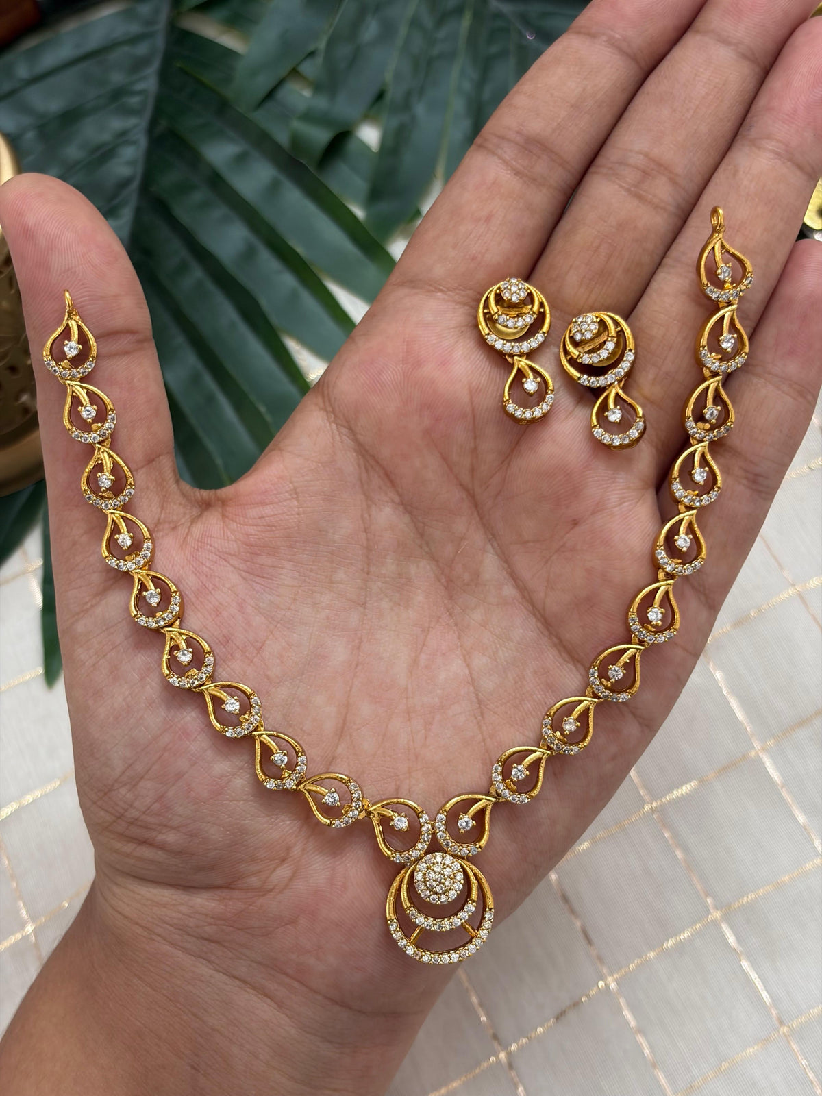 Crystal Swirl Necklace NNB392