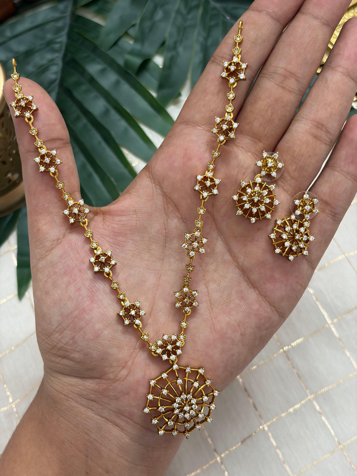 Diamond Flora Necklace NNB404